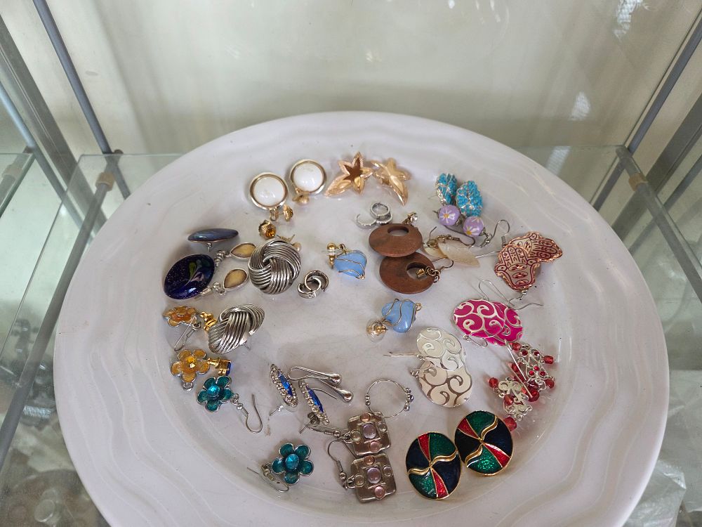 Lot 619 – An Assortment of Vintage and Contemporary Costume Jewellery Earrings