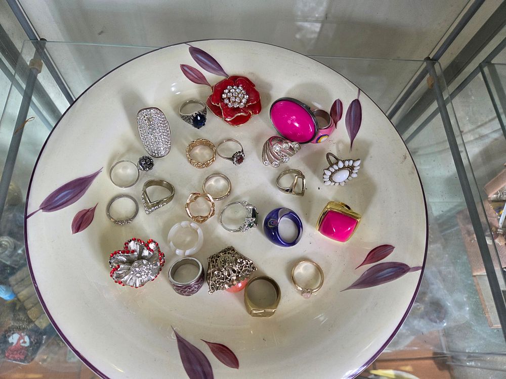 Lot 620 – A Collection of 21 Assorted Costume Jewellery Rings