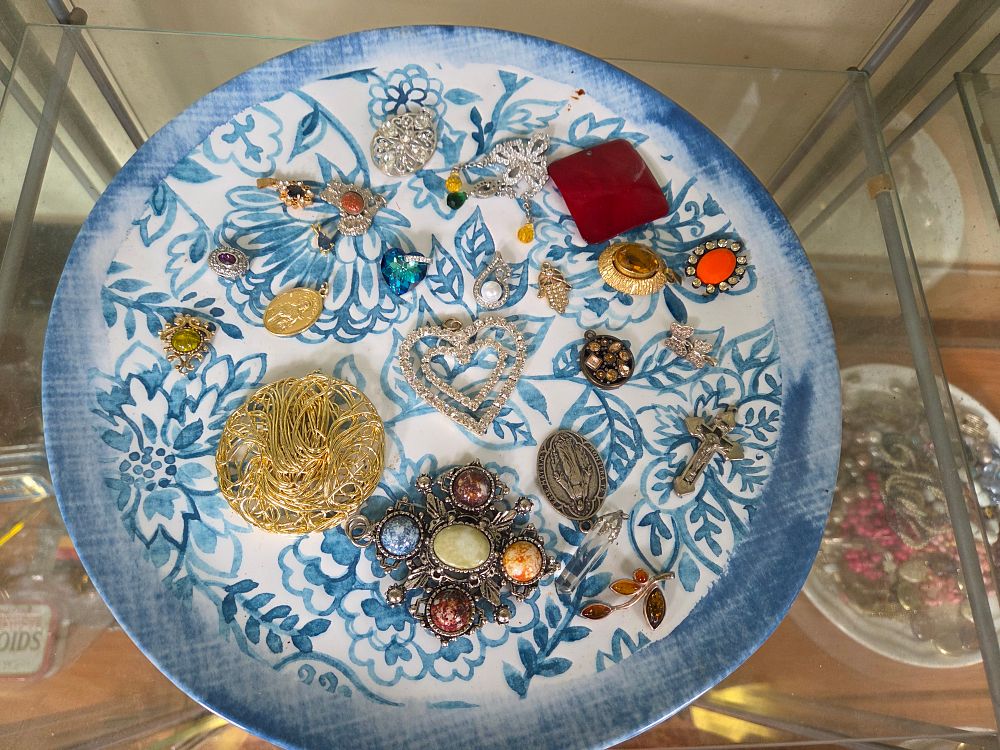 Lot 621 – An Assortment of Vintage Costume Jewellery Brooches Pendants and Charms