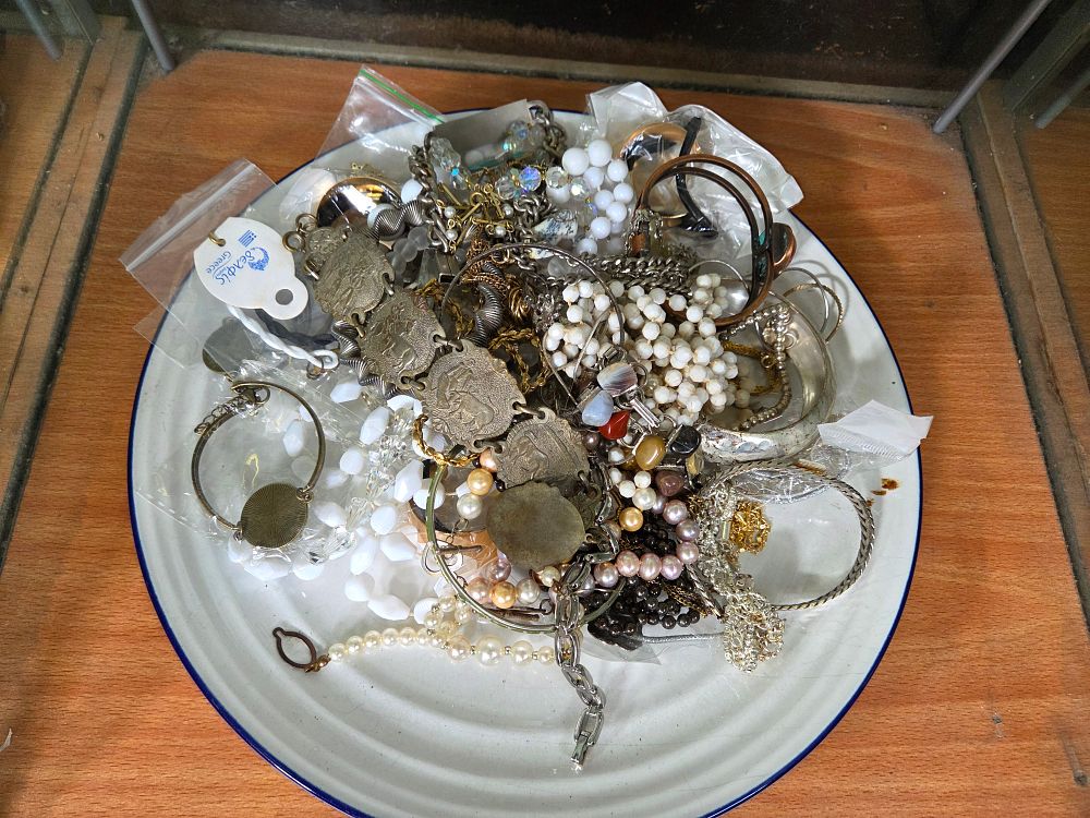 Lot 622 – An Assortment of Vintage and Contemporary Costume Jewellery