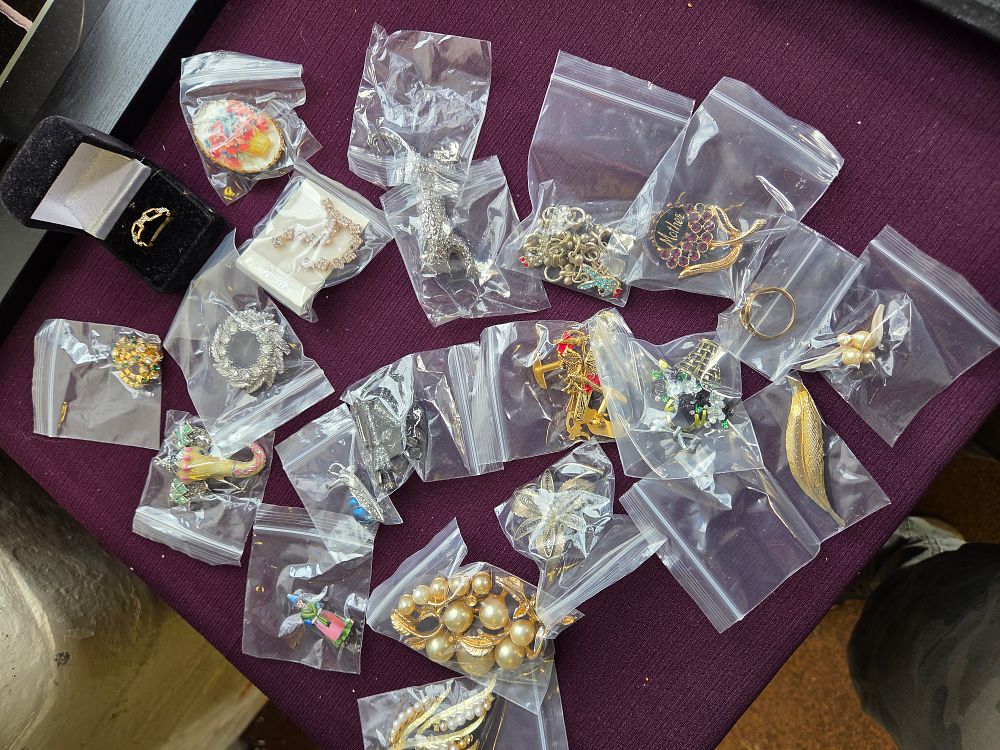Lot 624 – An Assortment of Vintage Costume Jewellery Including Brooches and Rings