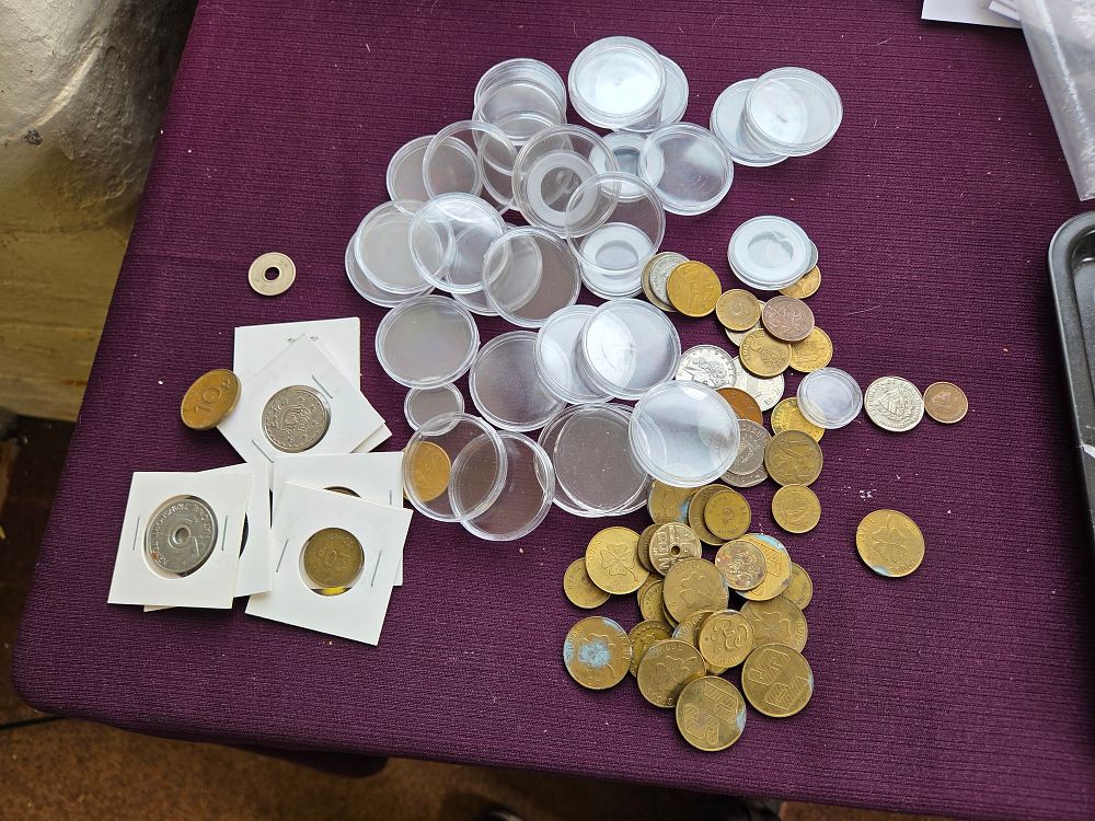 Lot 625 – A Collection of UK, CU, and International Coins, Tokens, and Numismatic Storage Accessories