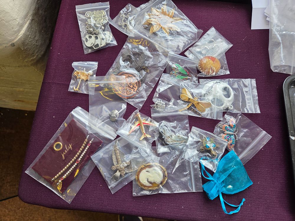 Lot 626 – An Assortment of Costume Jewellery Including Anthropologie and Novelty Figural Brooches