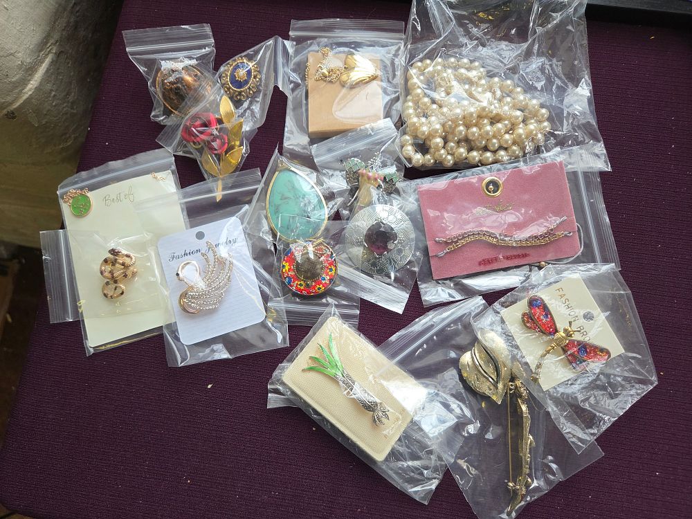 Lot 627 – A Collection of approximately 14 pieces of contemporary and vintage costume jewellery including Estee Lauder