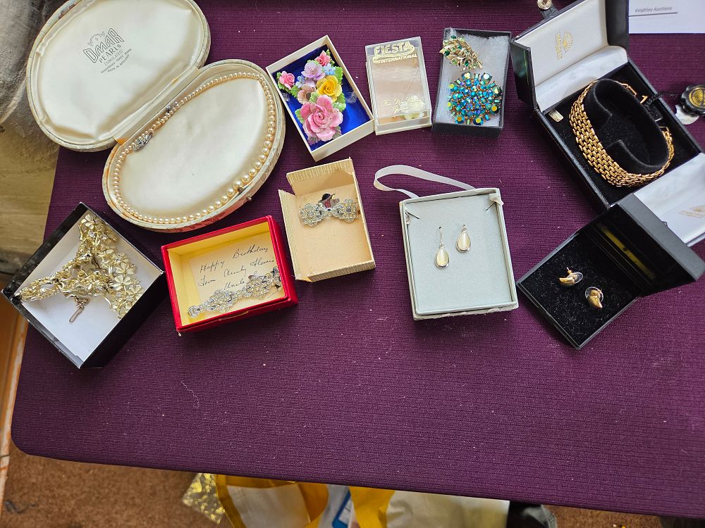 Lot 633 – An Assortment of Vintage and Contemporary Costume Jewellery Including Dmar Pearls and St Montienne