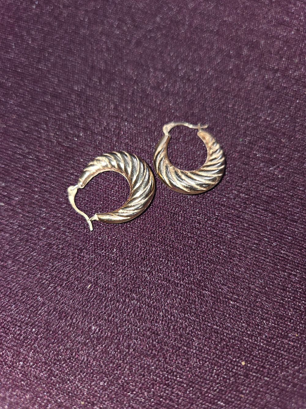 Lot 637 – A Pair of 9ct Gold Shrimp Style Hoop Earrings 1.24g