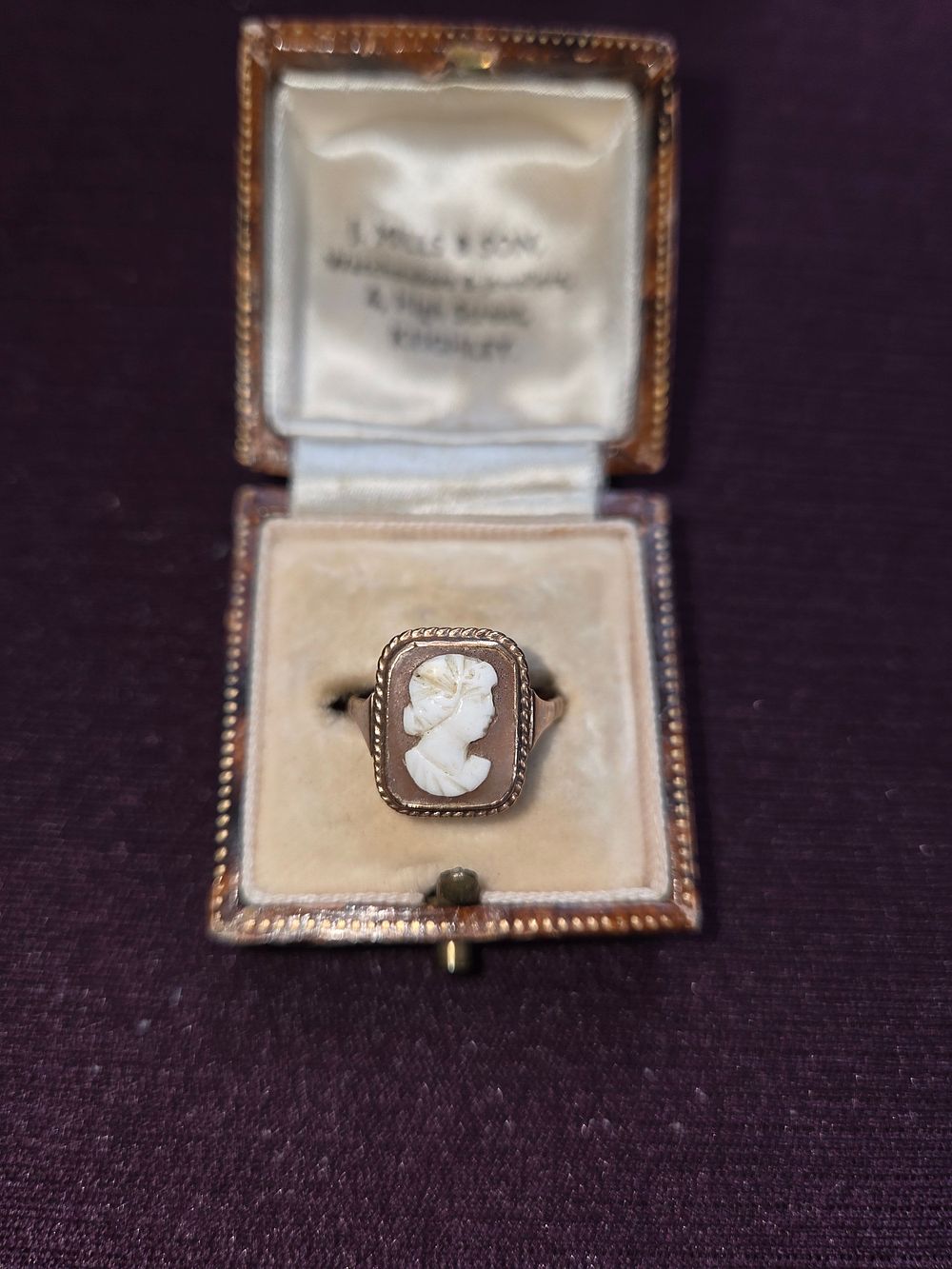 Lot 638 – A Late Victorian 9ct Yellow Gold Cameo Ring Size I 2.54g