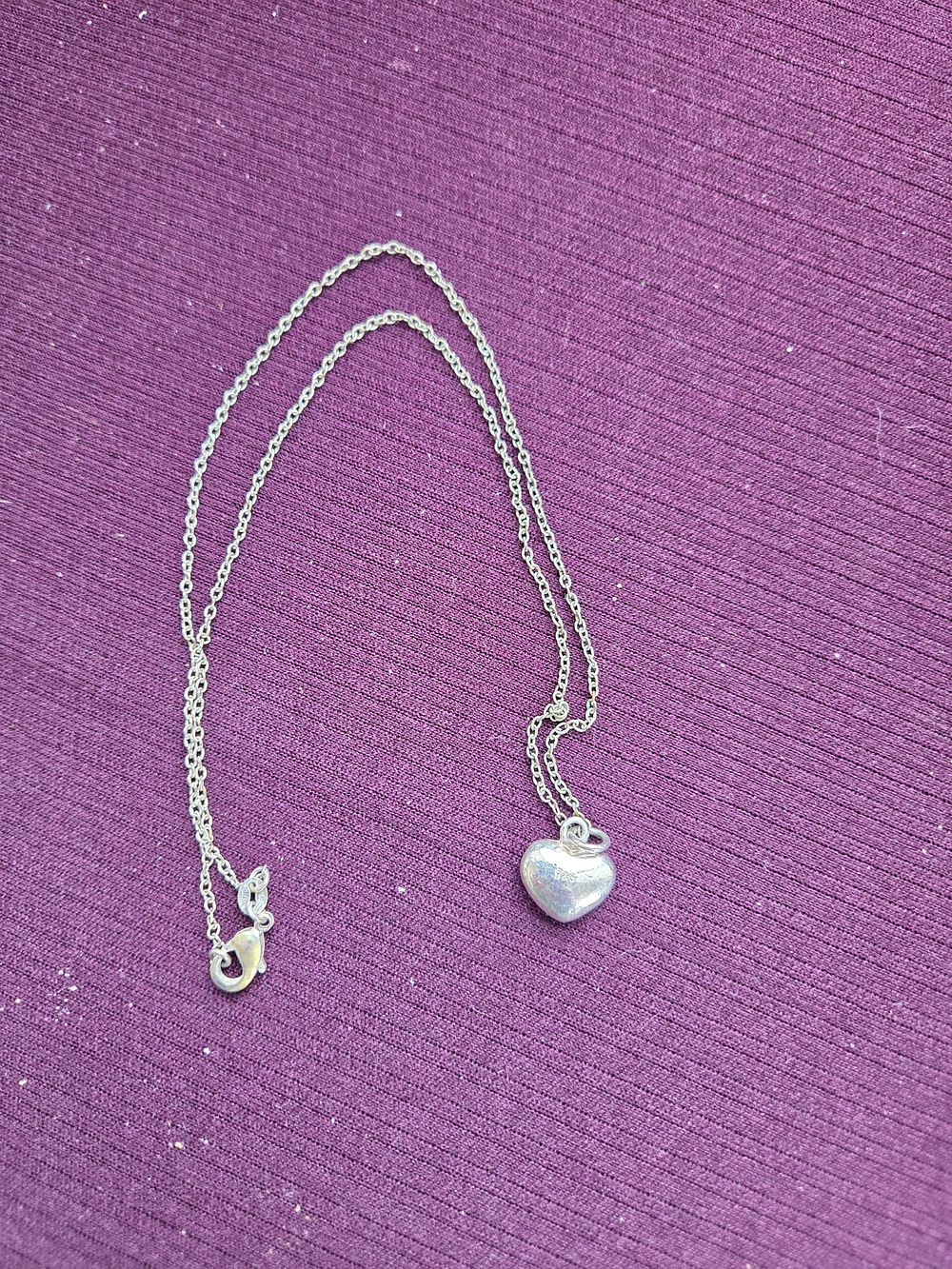 Lot 644 – A Sterling Silver Puffed Heart Pendant Necklace 5.17g
