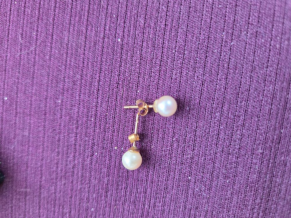 Lot 646 – A Pair of 9ct Gold and Pearl Stud Earrings 0.8g