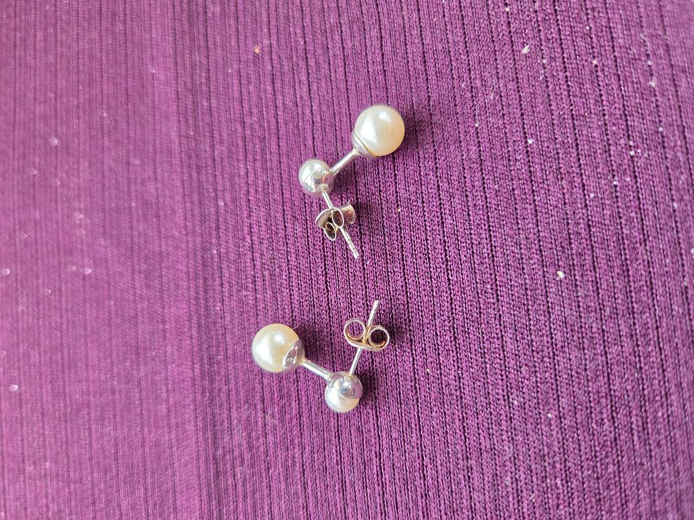 Lot 647 – A Pair of Silver and Graduated Pearl Double Bar Stud Earrings 1.66g