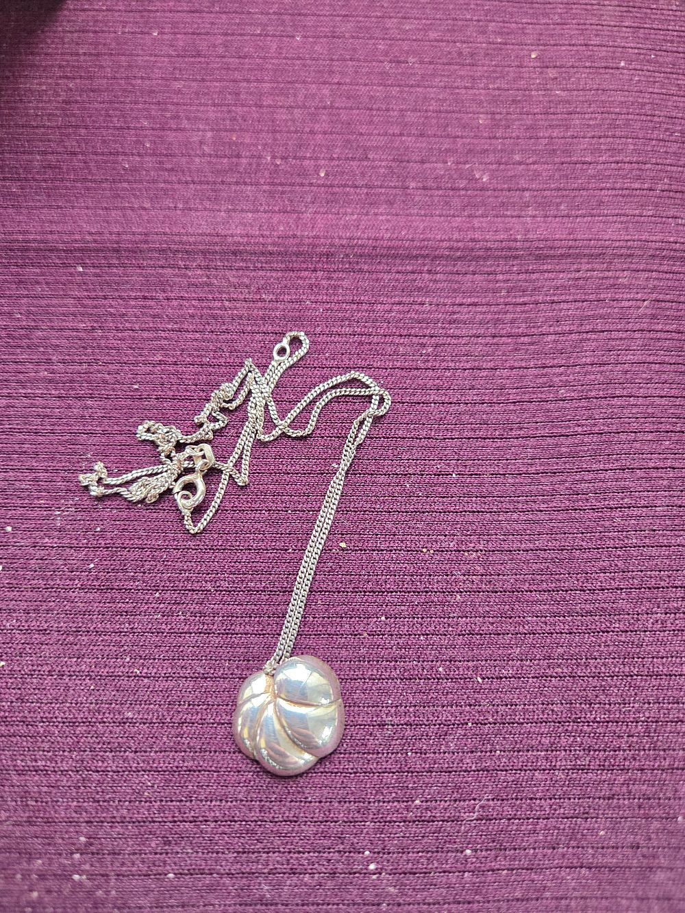 Lot 650 – A 925 Silver Pendant Necklace 3.76g