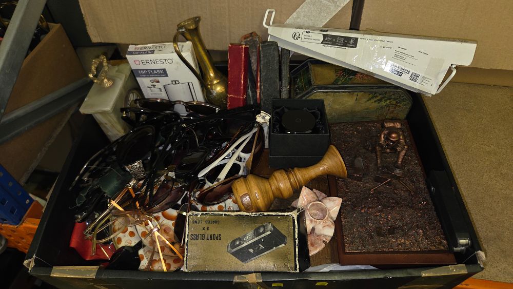 Lot 183 – An Assortment of Decorative Objects, Personal Accessories, and Collectables