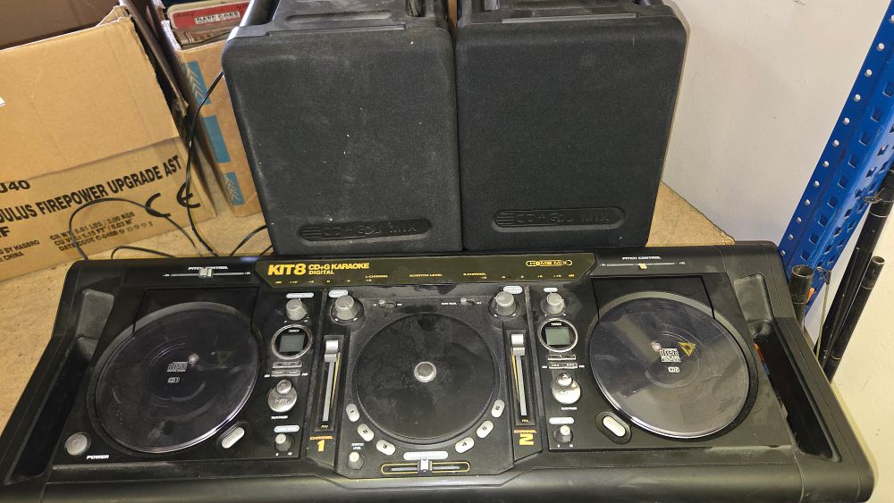 Lot 184 – Home Mix KIT8 CD+G Karaoke Mixing Console and Two Speakers