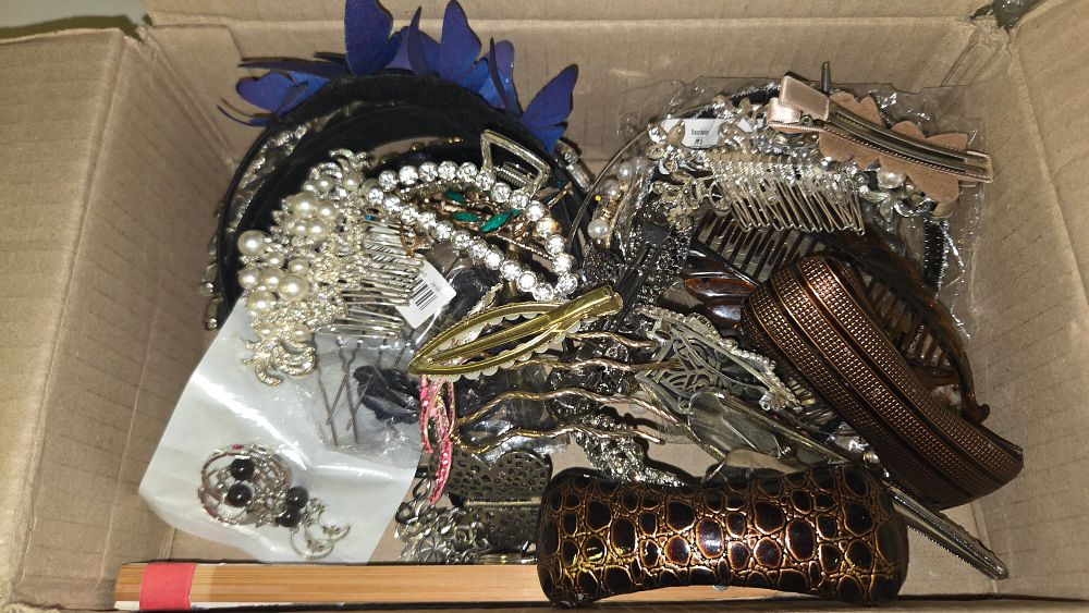 Lot 226 – An Assortment of Contemporary Costume Hair Accessories and Jewellery