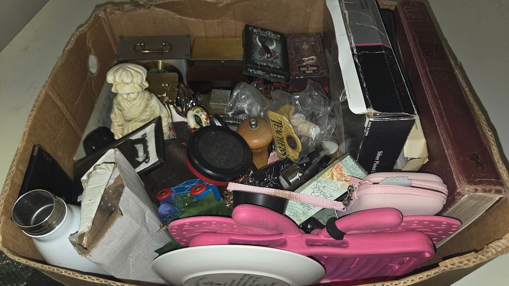 Lot 231 – A Collection of Miscellaneous Collectables Household Items and Books