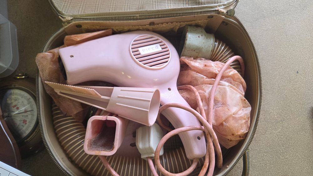 Lot 288 – A Vintage Pifco Princess Hairdryer Set in Carrying Case