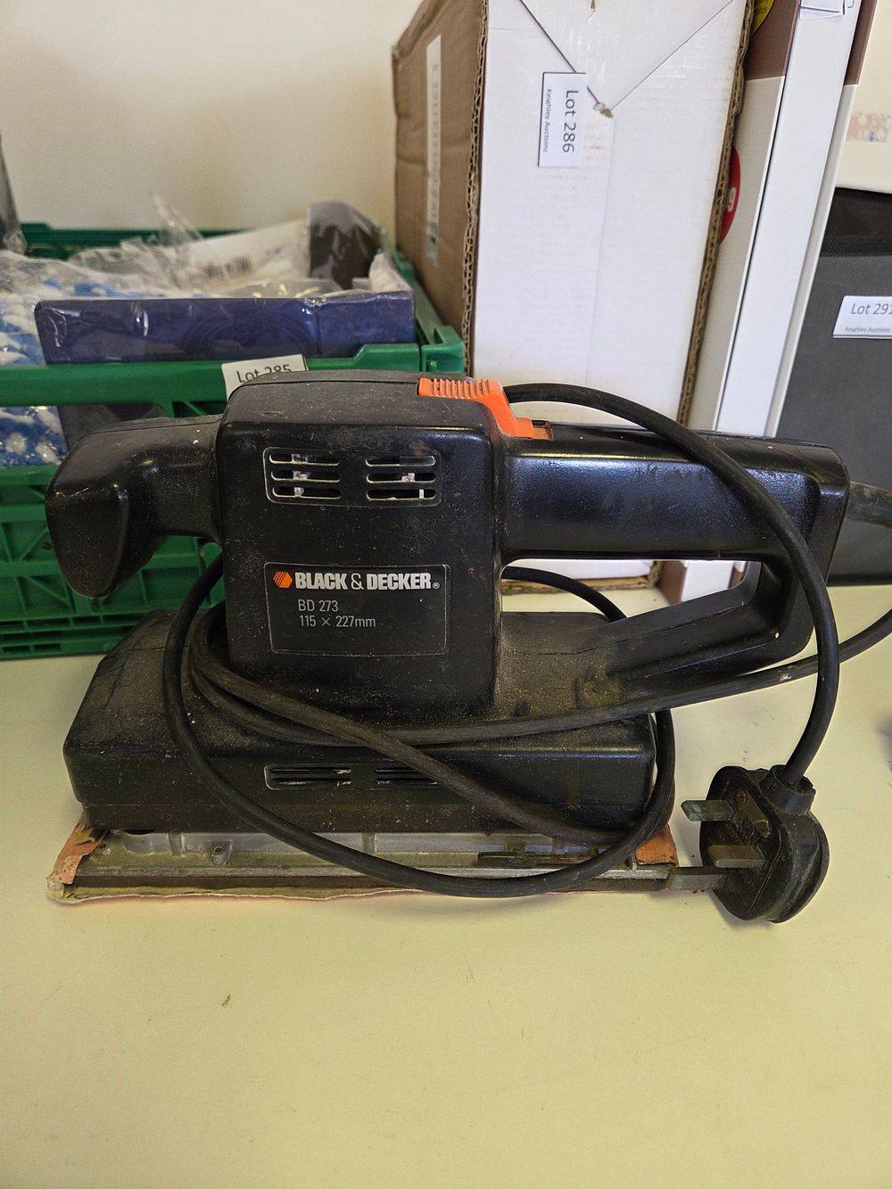 Lot 292 – A Black & Decker BD 273 Corded Electric Finishing Sander