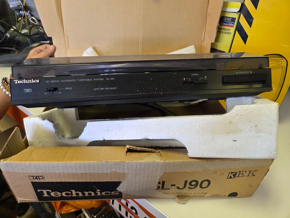 Lot 299 – Technics SL-J90 DC Servo Automatic Turntable System