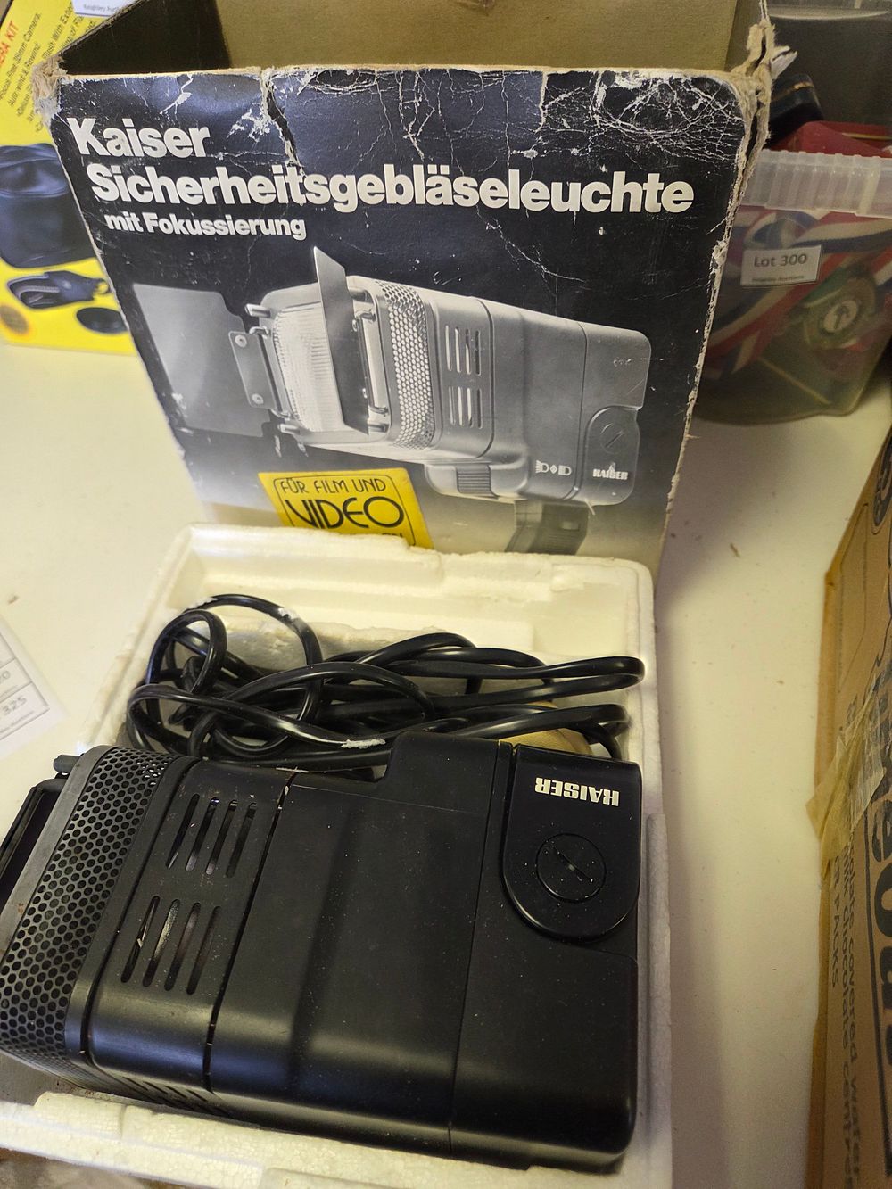 Lot 302 – Kaiser 3007 SFK Professional 1000W Video and Studio Light