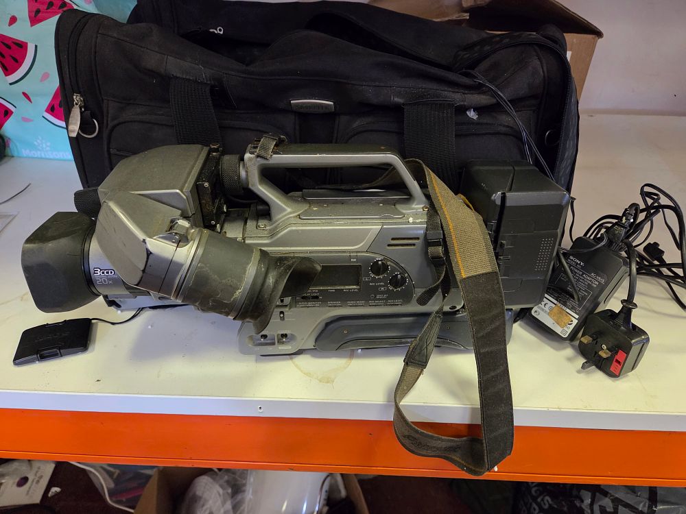 Lot 315 – A Sony DCR-VX9000E 3CCD Digital Video Camera Recorder and Accessories