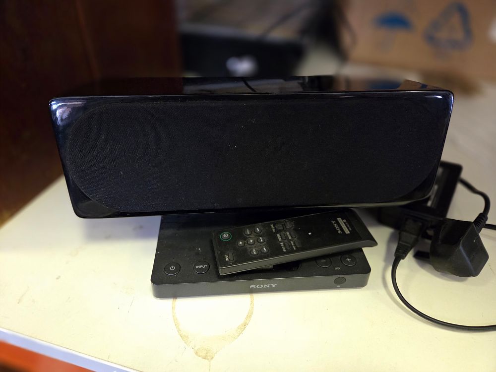 Lot 318 – Sony SRS-GU10iP Speaker System and iPod Docking Station powers on