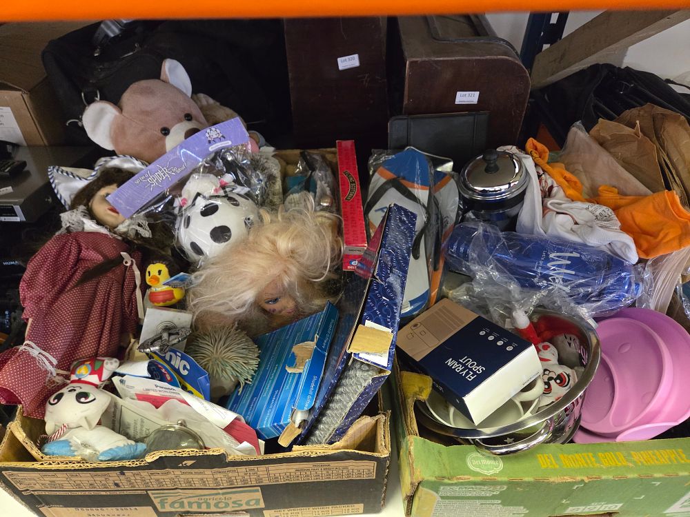 Lot 324 – A Collection of Miscellaneous Toys Kitchenware and Household Items
