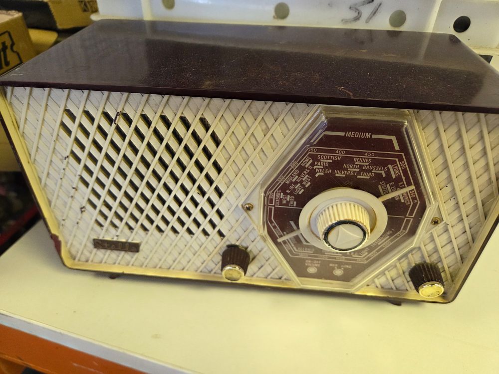 Lot 335 – A Stella ST110U Bakelite Valve Radio