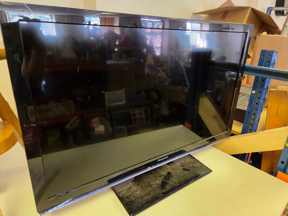 Lot 345 – Panasonic TX-L32X5B 32-Inch HD Ready LCD Television powers on