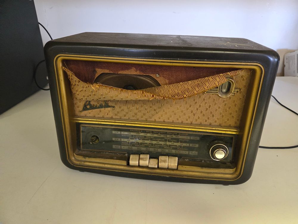 Lot 377 – A vintage Bush VHF61 Bakelite valve radio