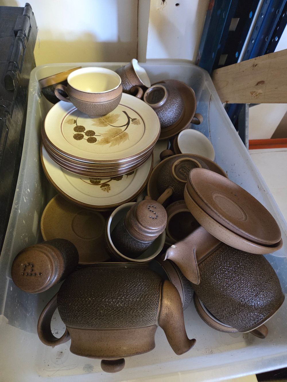 Lot 383 – A Collection of Denby Cotswold Stoneware Tableware