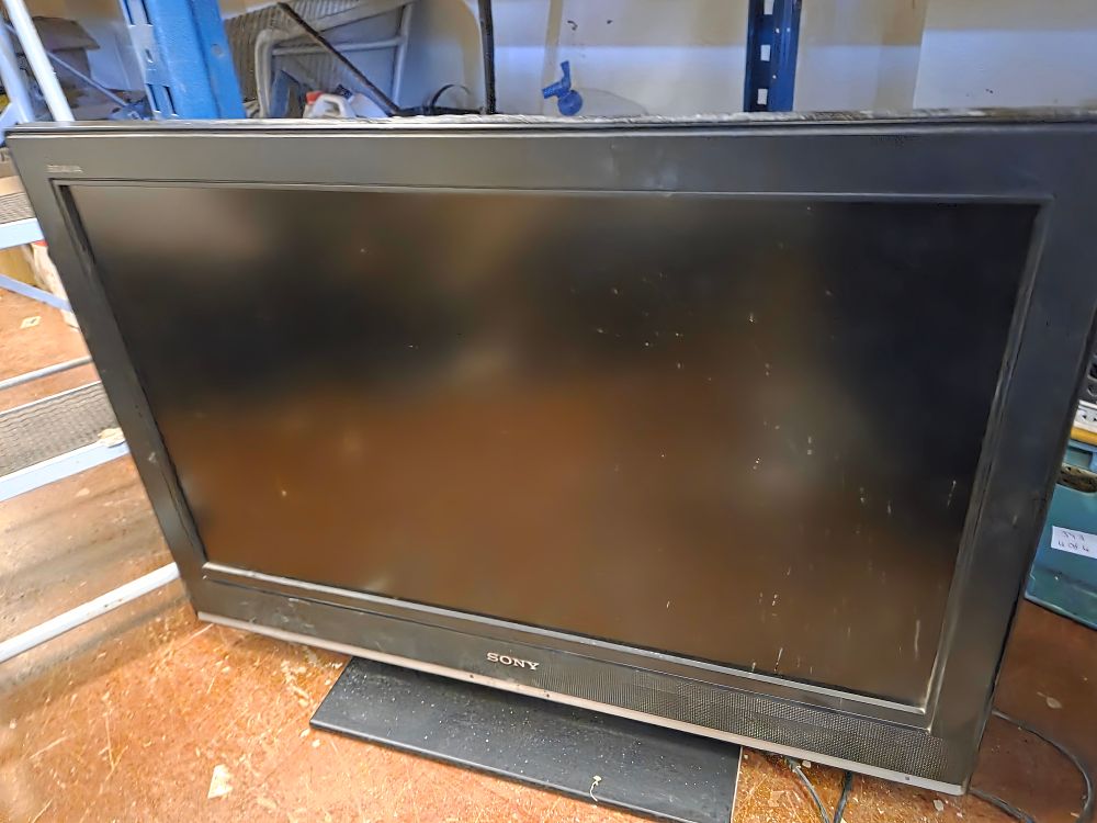 Lot 397 – Sony BRAVIA KDL-32S3000 32-Inch LCD Television powers on