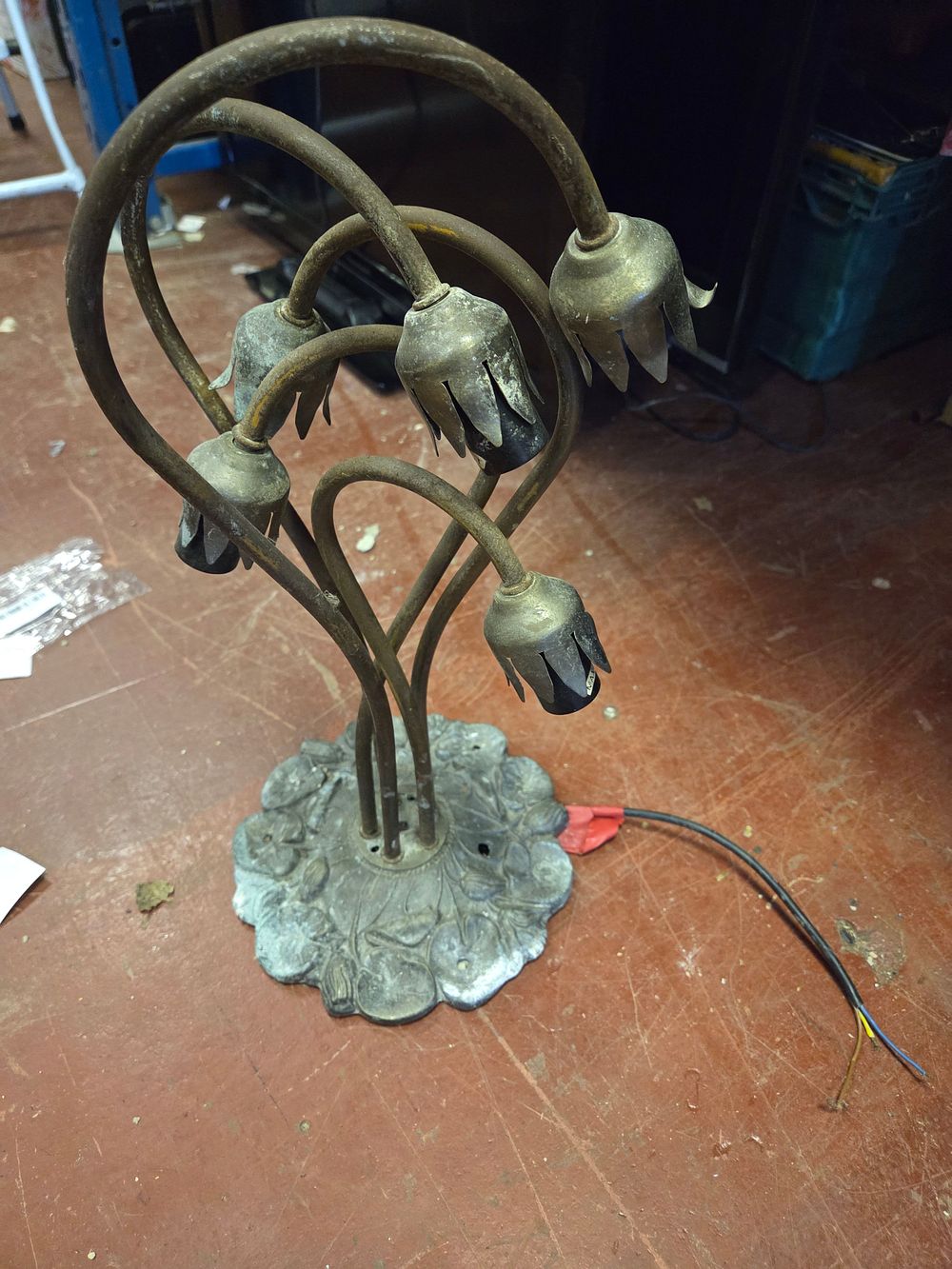 Lot 400 – A Five-Light Art Nouveau Style Lily Pad Metal Table Lamp