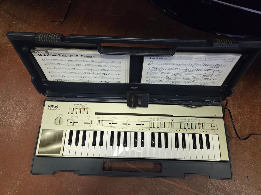 Lot 401 – Yamaha PortaSound PC-100 Electronic Keyboard with Playcard System and Integrated Case