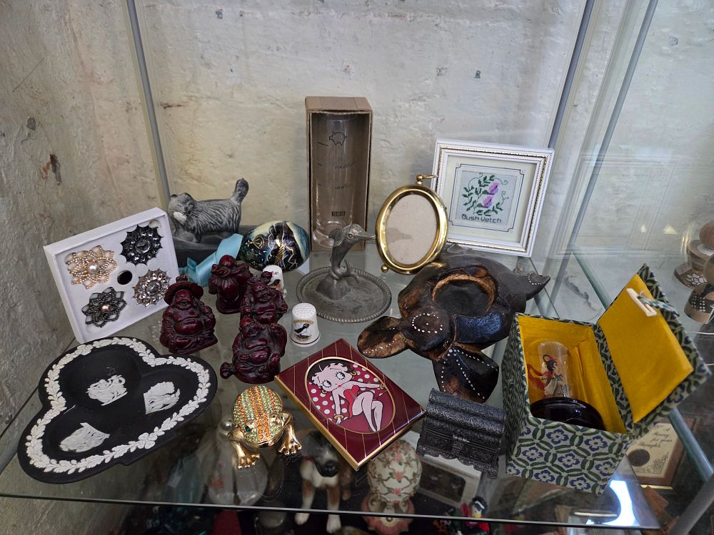 Lot 600 – An Assortment of Decorative Objects and Collectibles including Jasperware and Trinket Boxes