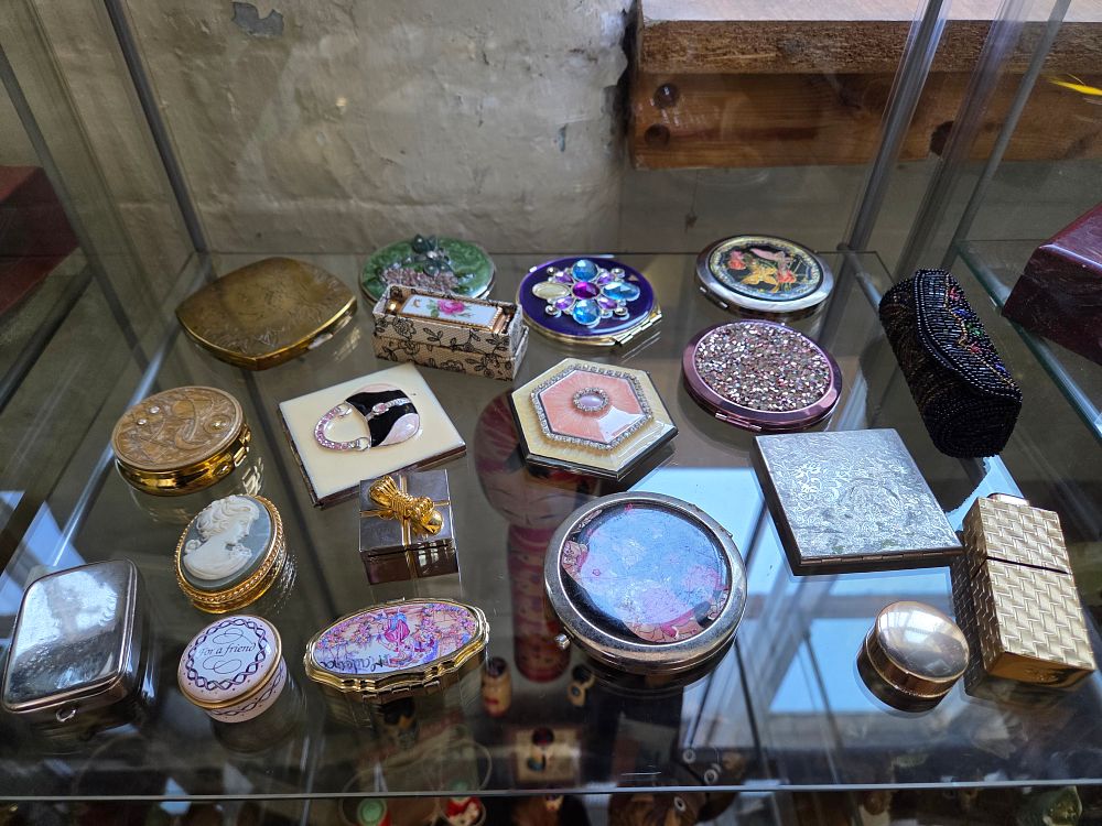 Lot 602 – A Collection of Vintage Vanity Accessories including Powder Compacts and Pill Boxes