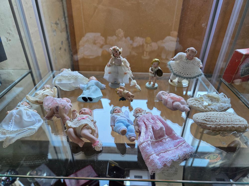 Lot 604 – A Collection of Miniature Bisque Dolls