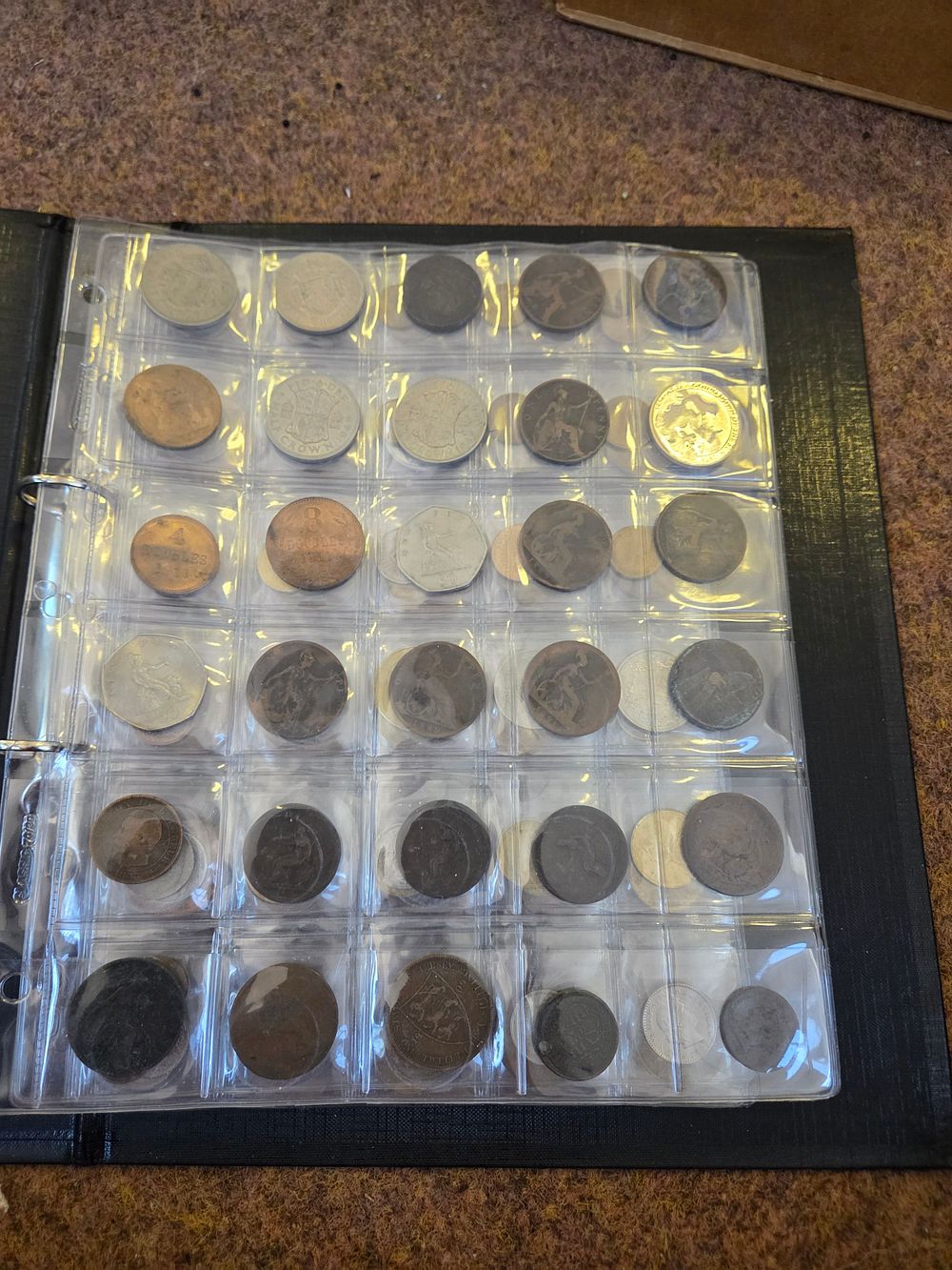 Lot 606 – A Collection of UK and International Circulated Coins