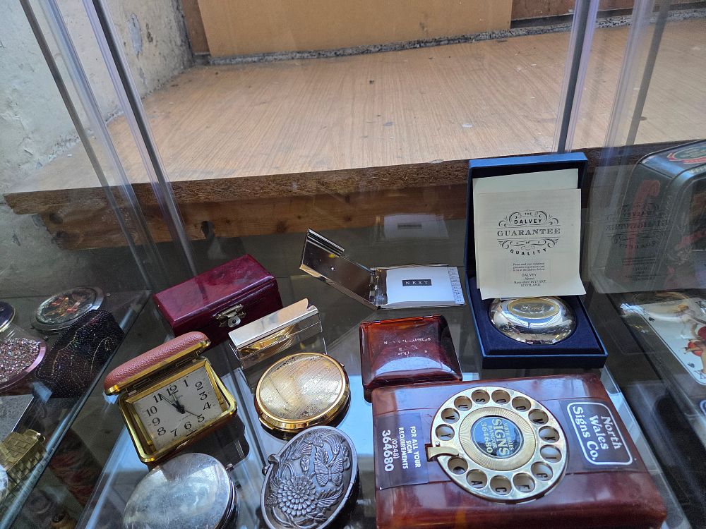 Lot 611 – A Collection of Vintage Personal Accessories and Promotional Items