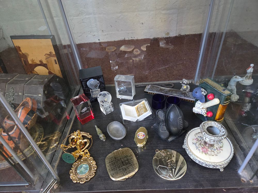 Lot 617 – An Assortment of Decorative Collectibles, Jewellery, and Miniature Curiosities