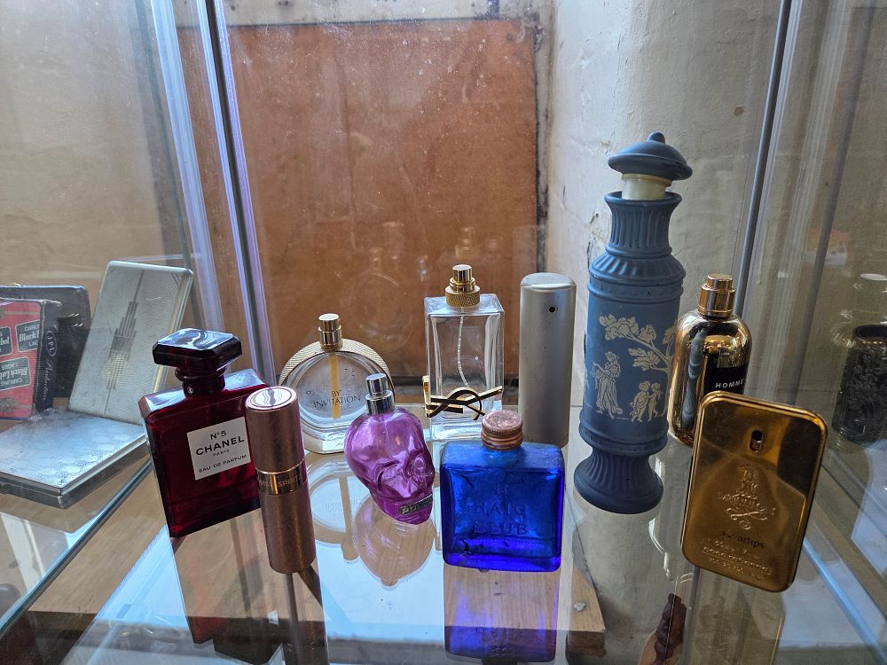 Lot 618 – A Collection of Ten Contemporary and Decorative Fragrance Bottles including Chanel N° 5 Red Edition