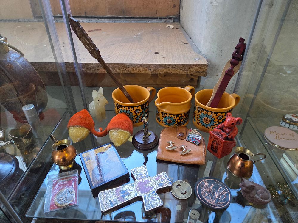 Lot 619 – A Collection of Vintage Decorative Objects Including Ceramics and Religious Artifacts