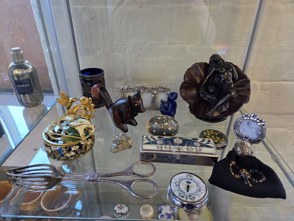 Lot 622 – A Collection of Antique and Vintage Decorative Objects and Objets de Vertu