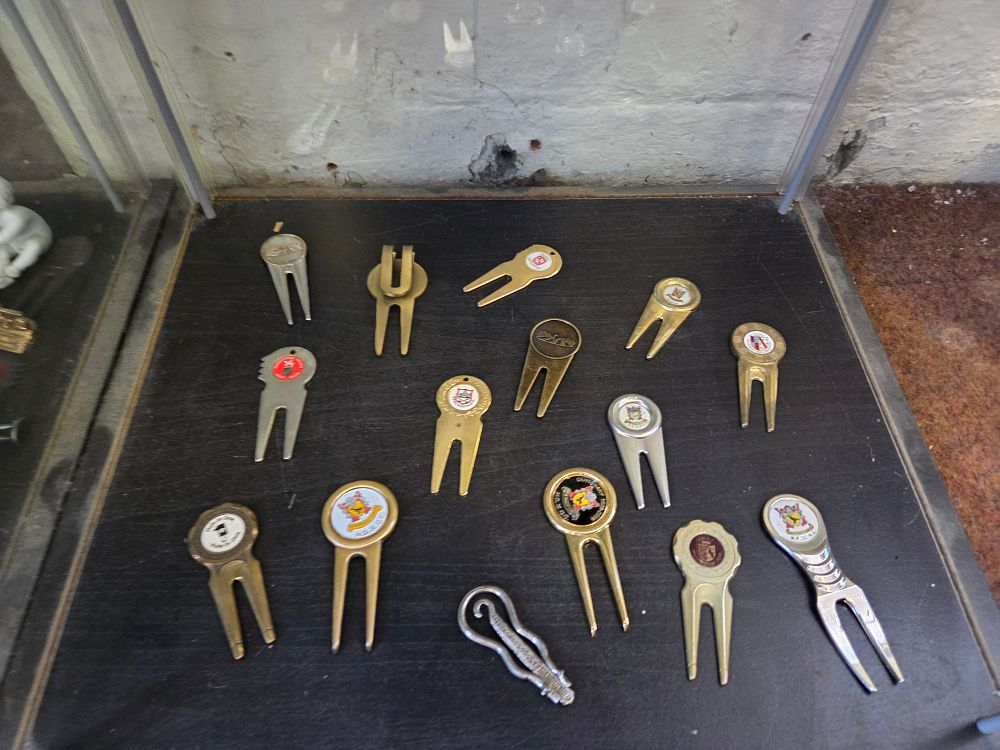 Lot 625 – A Collection of 15 Vintage and Contemporary Golf Pitch Mark Repair Tools