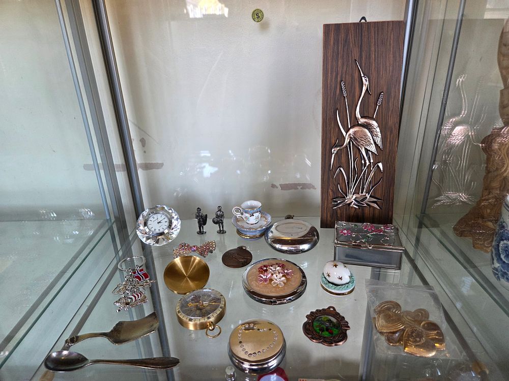 Lot 627 – An Assortment of Decorative Objects and Collectables including Horological and Nautical Items