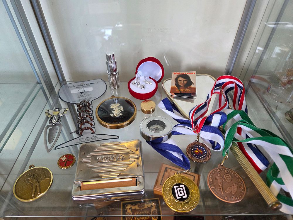 Lot 628 – A Collection of Vintage Memorabilia and Personal Accessories including a Rizla Rolling Machine and Award Medals