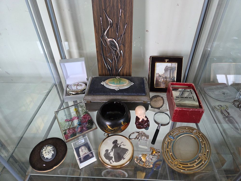 Lot 632 – An Assortment of Decorative Collectables and Household Curios