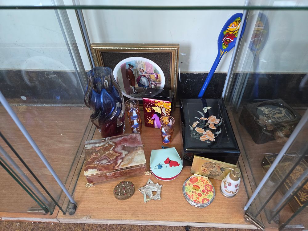 Lot 633 – A Group of Decorative Objects and Collectibles including Art Glass and Lacquerware
