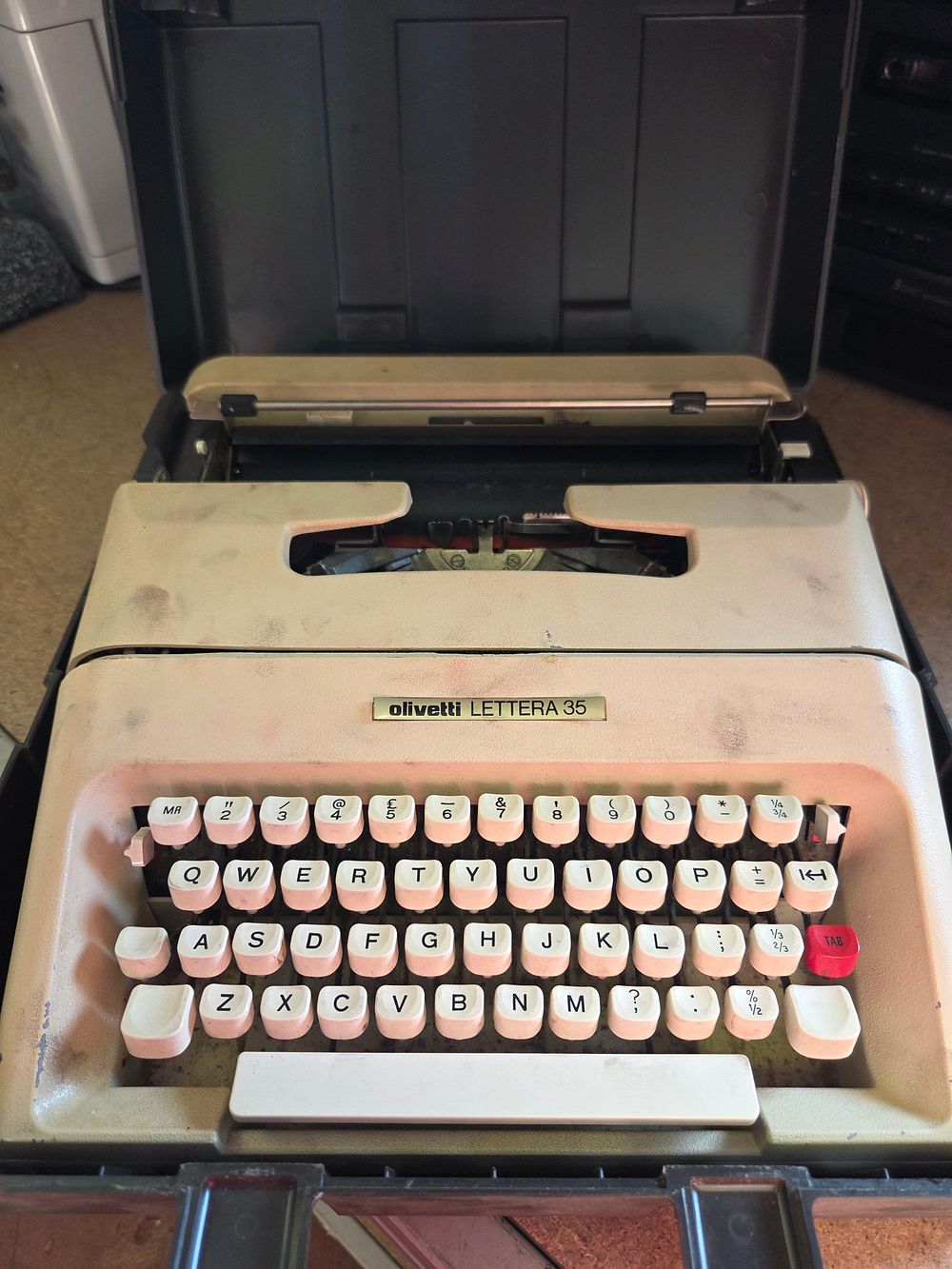 Lot 154 – Olivetti Lettera 35 Portable Manual Typewriter in Carrying Case