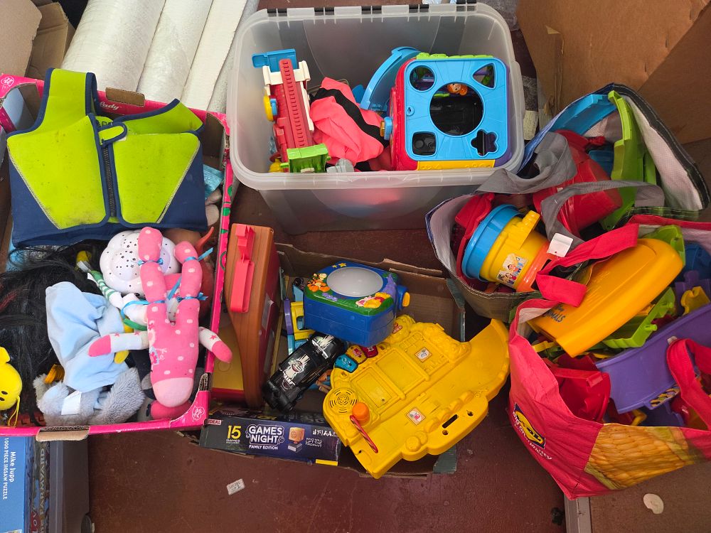 Lot 159 – A Collection of Assorted Children’s Toys, Games, and Nursery Accessories