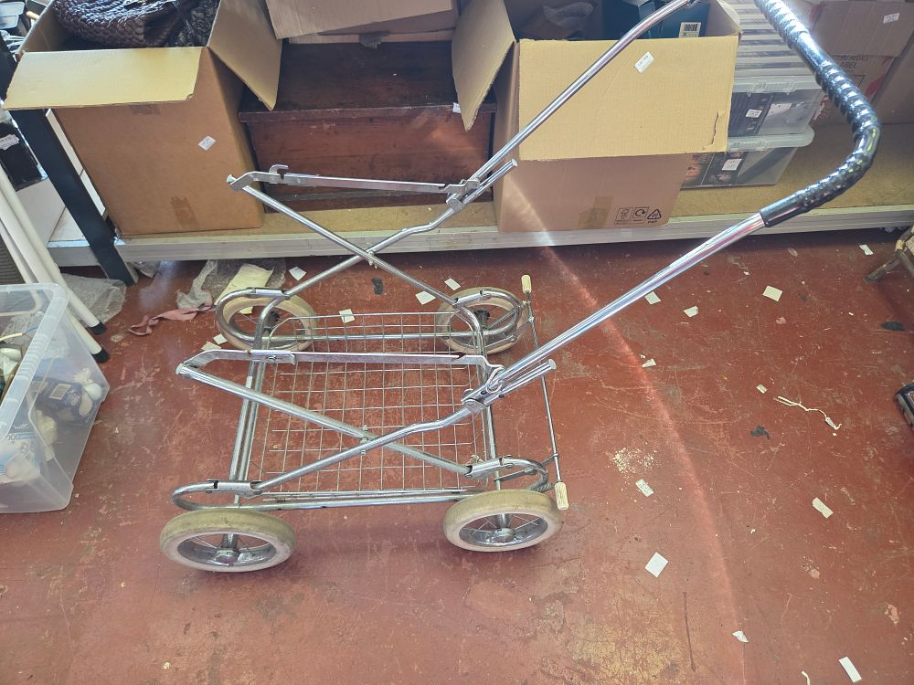Lot 170 – Silver Cross Vintage Full Sized Collapsible Pram Chassis